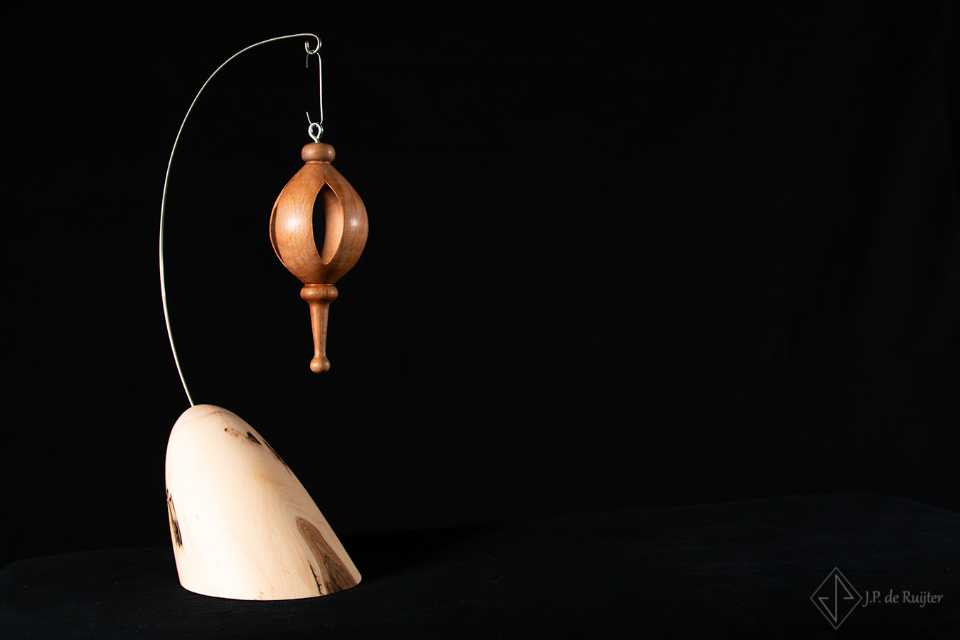 Kerst ornament opengewerkte ovale bol van eikenhout, kunst, houtdraaien.