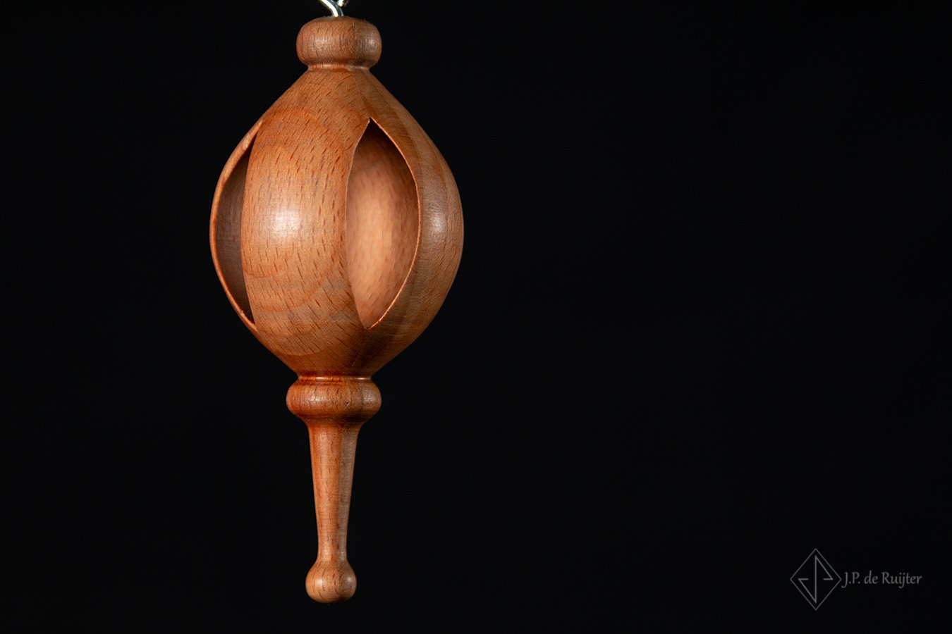 Kerst ornament opengewerkte ovale bol van eikenhout, kunst, houtdraaien. Close up