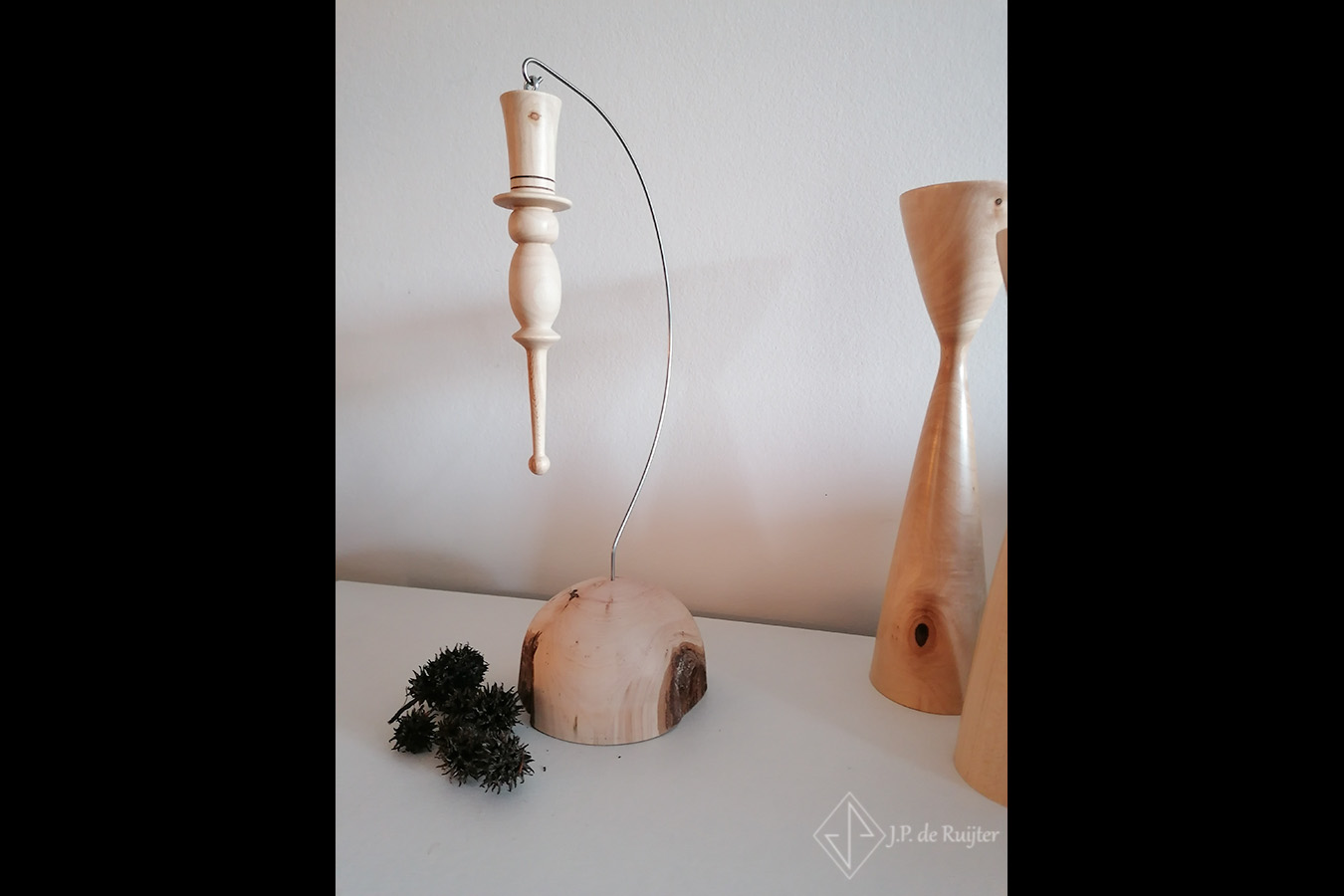 Kerst ornament met sneeuwpop van hout, close up.