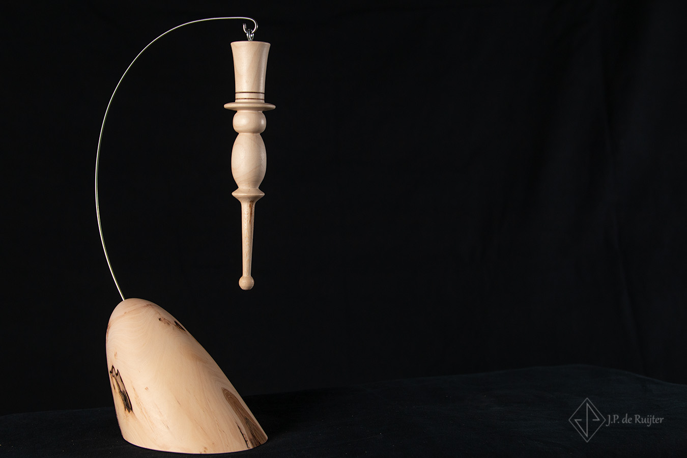 Ornament, sneeuwpop aan standaard van plataan hout. Houtdraaien, kunst, exclusief.