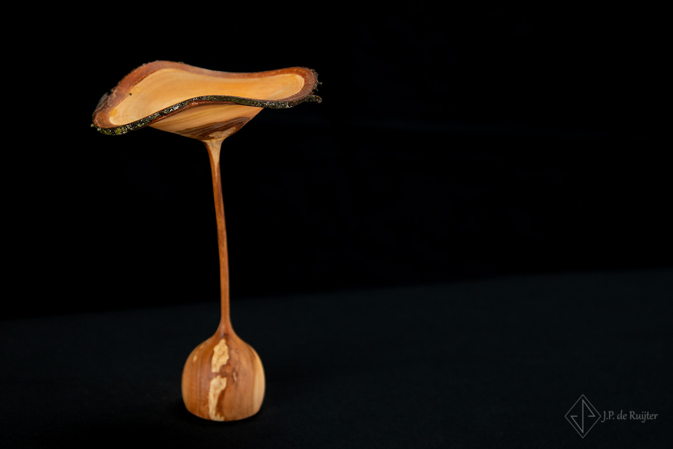 Video van een bloem van hout met mooie golvende kelk, kersenhout, hout kunst, houtdraaien.