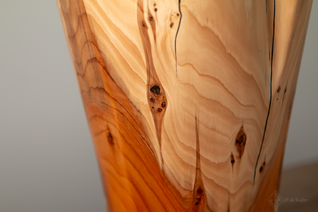 Detail van het taxus hout van deze handgemaakte bokaal vaas met kwarts steen. Ook te gebruiken als urn door het afsluitbare deksel. Uniek in vorm en kleur. Houtdraaien, taxus, kwarts, vaas, urn, detail.