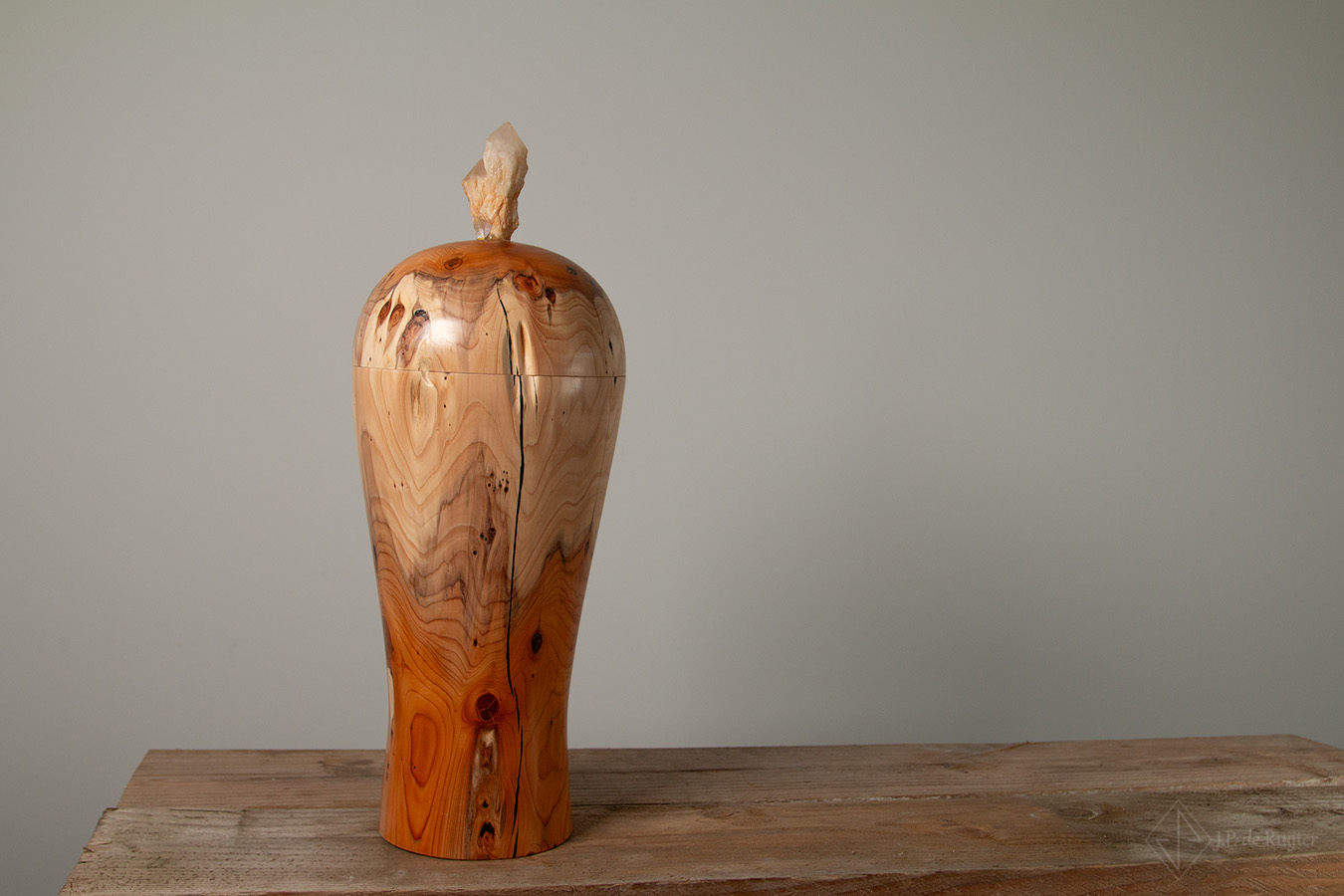 Urn, vaas in bokaal vorm met deksel. Uit prachtig taxus hout, met kwarts op de deksel. Een prachtige combinatie om de as van uw geliefde te bewaren. Crematie, urn, taxus hout, kwarts steen.