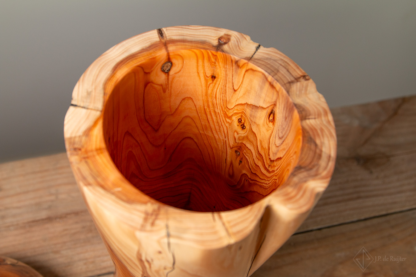 Boven aanzicht in de vaas. De mooie tekening van dit gladde taxus hout en de bijzondere structuren en vormen.