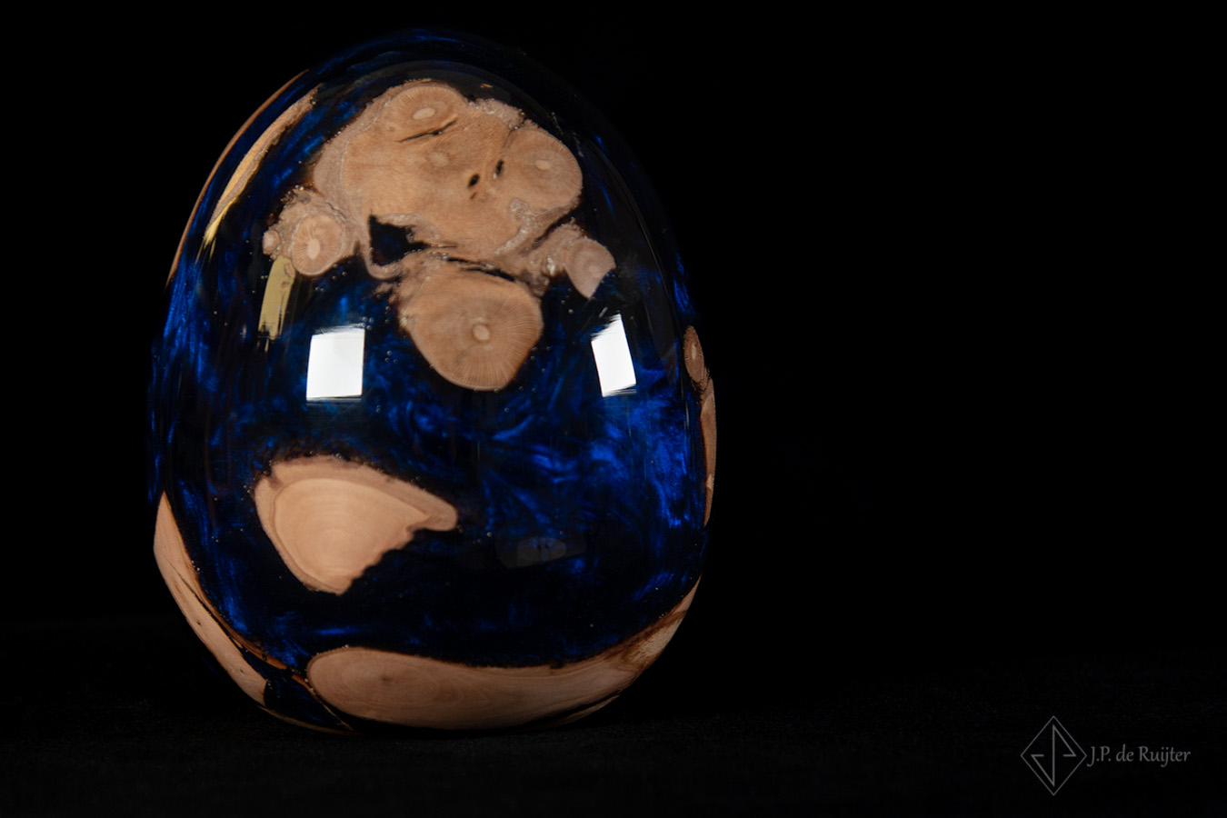 Drakenei van hout met epoxy in blauw. Meidoornhout wortel, houtkunst.