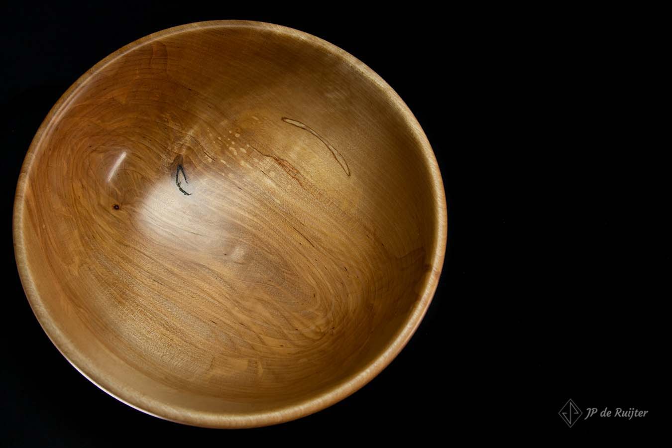 Houten schaal van Iepen, met epoxy voet in blauw. Houtdraaiwerk. Bovenaanzicht.