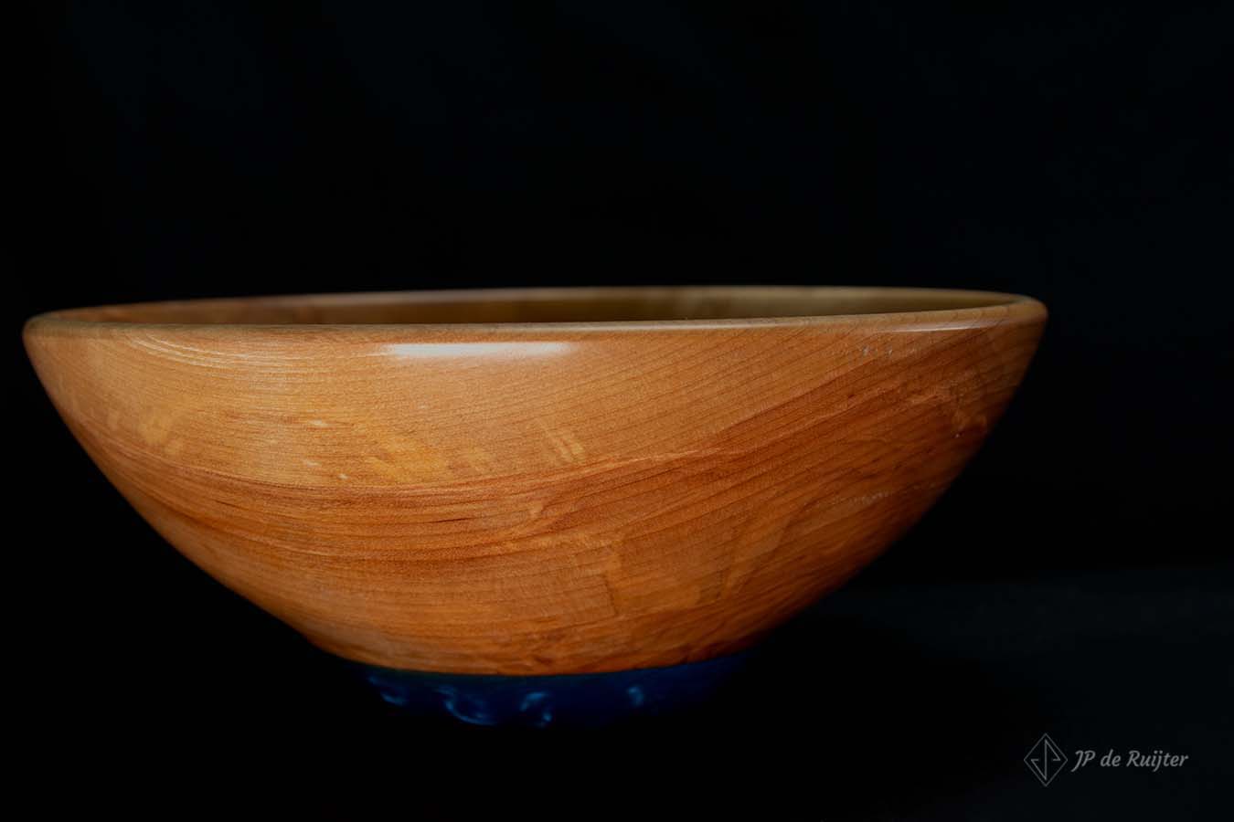 Houten schaal met epoxy in blauw. Vooraanzicht.