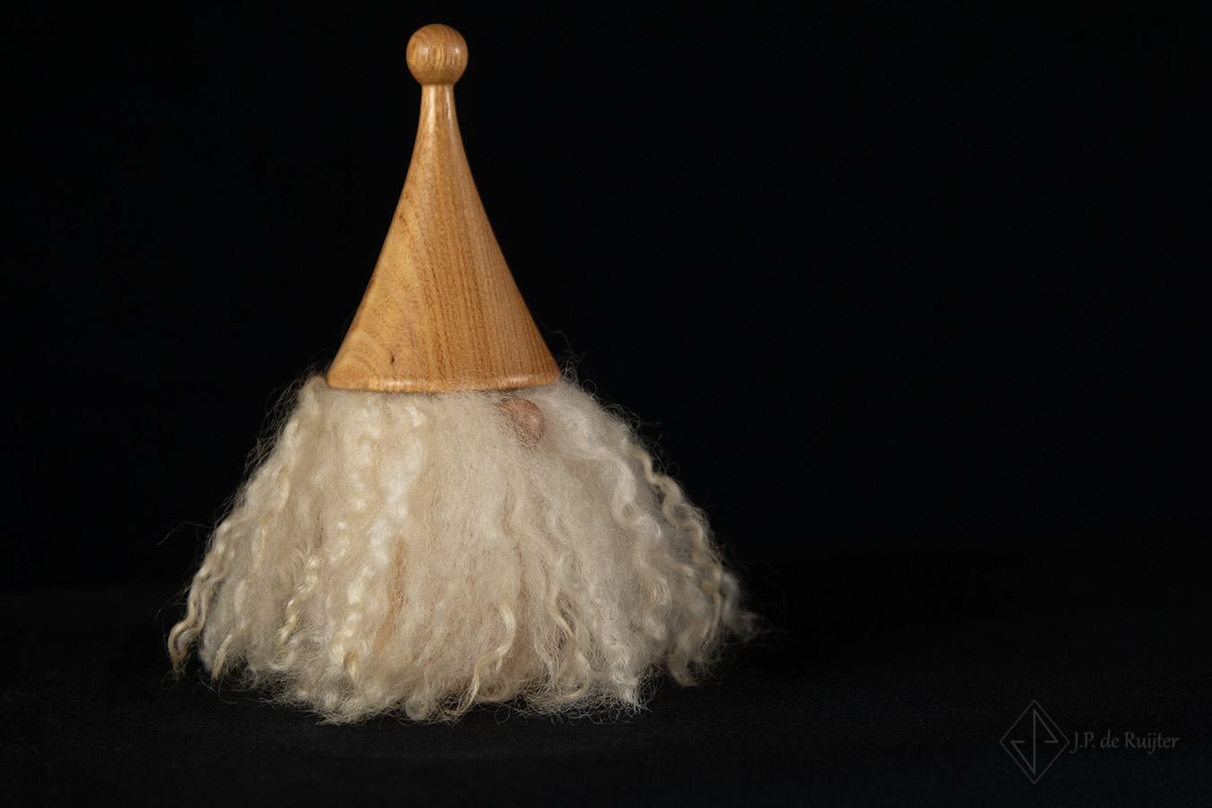 Video van een gnome gemaakt van hout met wol als baard en haren. Handgemaakt, exclusief en uniek voor op de kinderkamer.