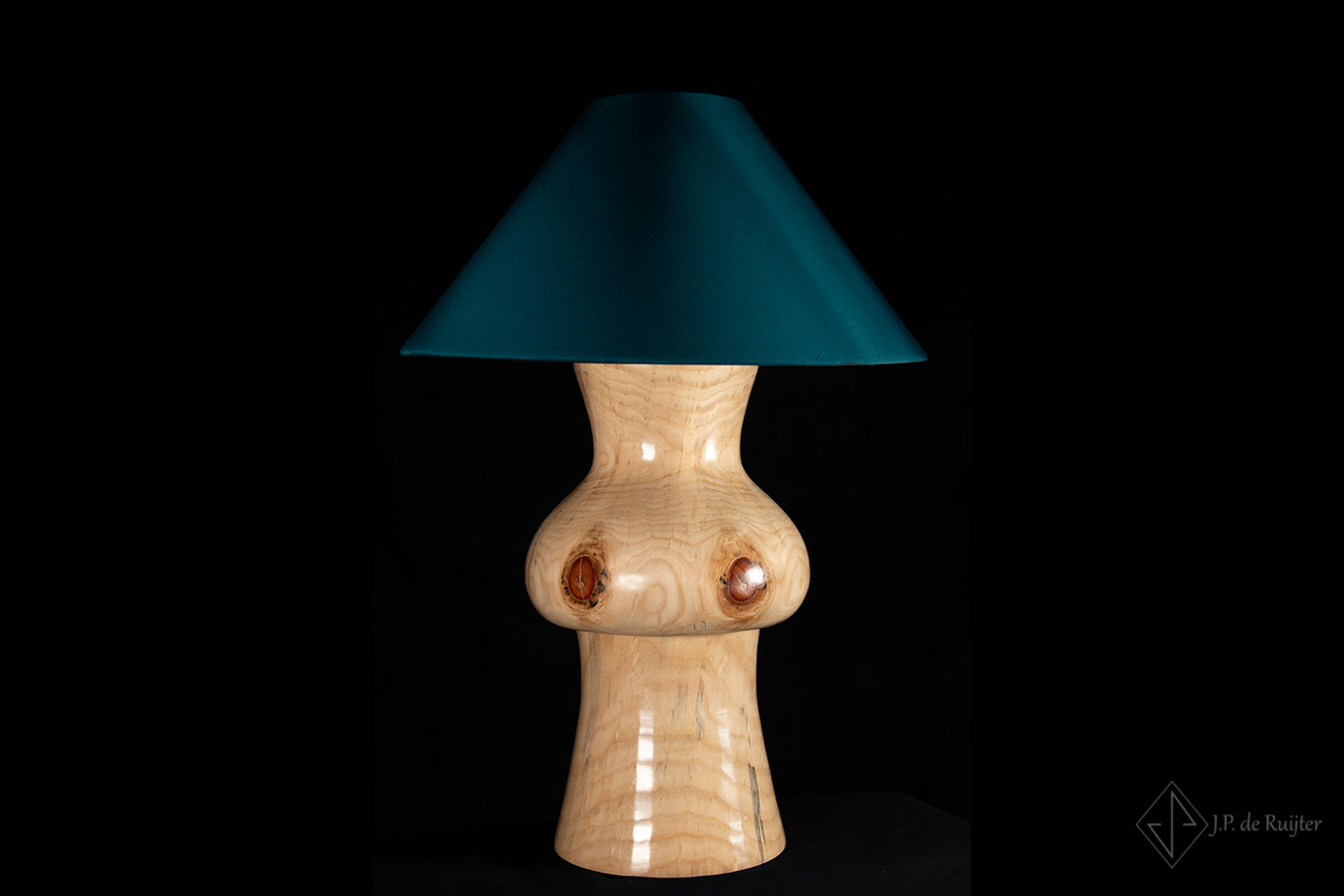 Lamp van apenboom, vooraanzicht.