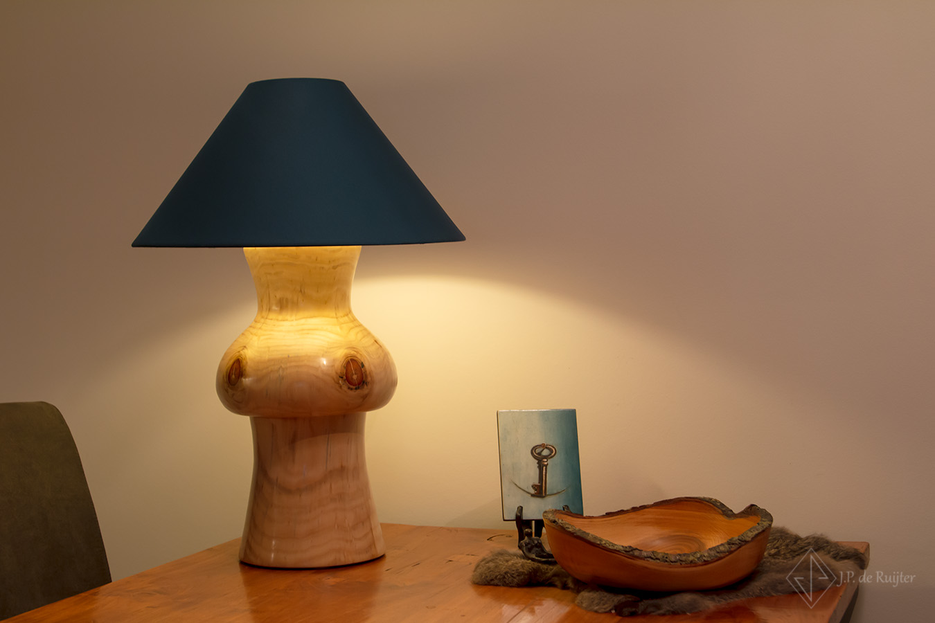 Schemerlamp van apenboom hout, kunst, vooraanzicht