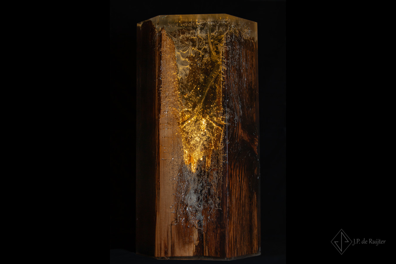 Meerpaal lamp van epoxy en hout met led verlichting, vooraanzicht