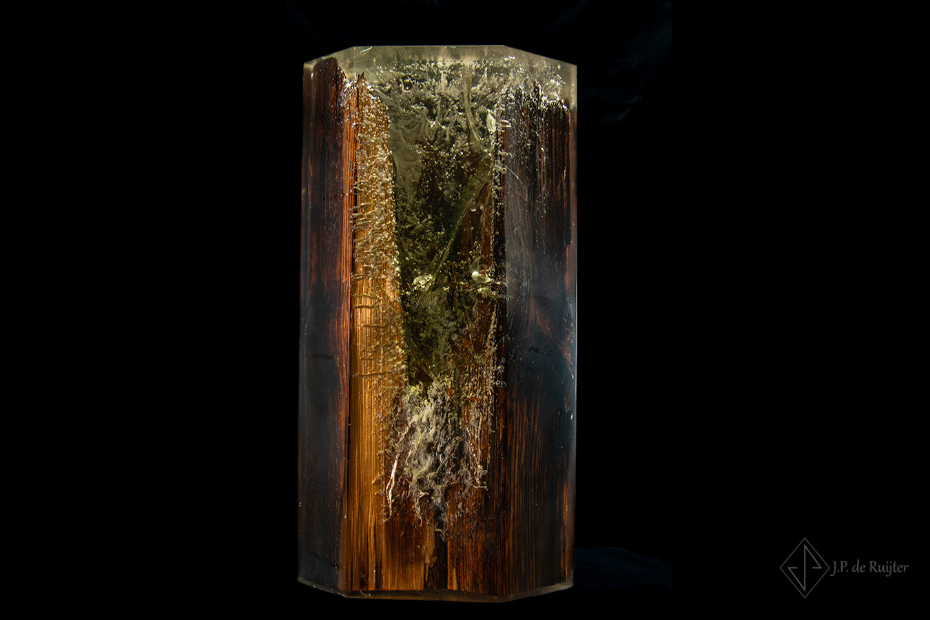 Meerpaal / duckdalf met ijs, epoxy, hout, lamp, vooraanzicht.