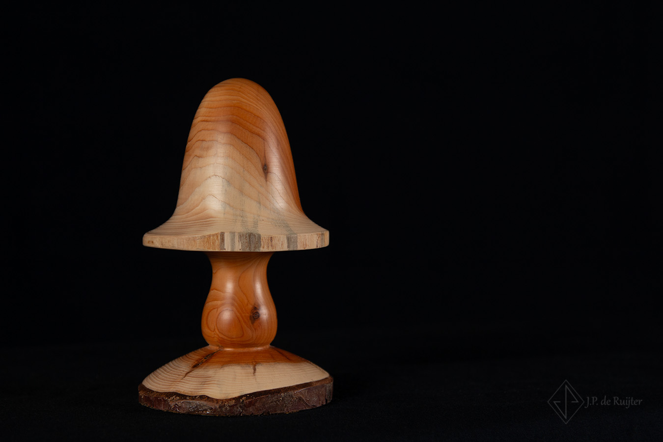 Paddenstoel van taxus hout, rood met wit op een natuurlijk stammetje. Bijzondere en unieke vorm.