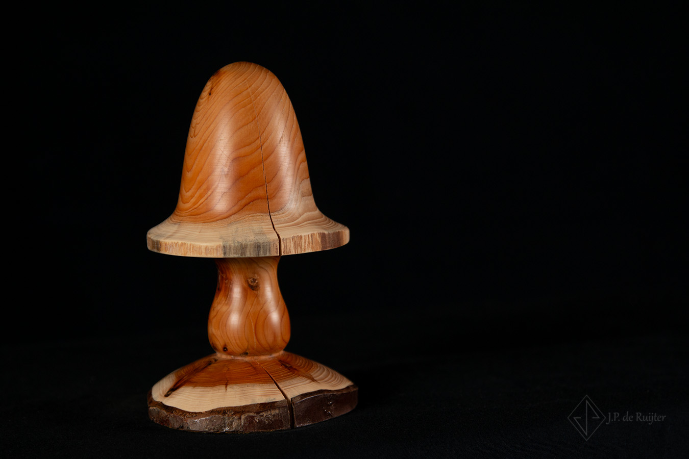 Paddenstoel in rood met wit, met de vorm van een nog gesloten paddestoel. Handgemaakt via houtdraaien, uniek cadeau.