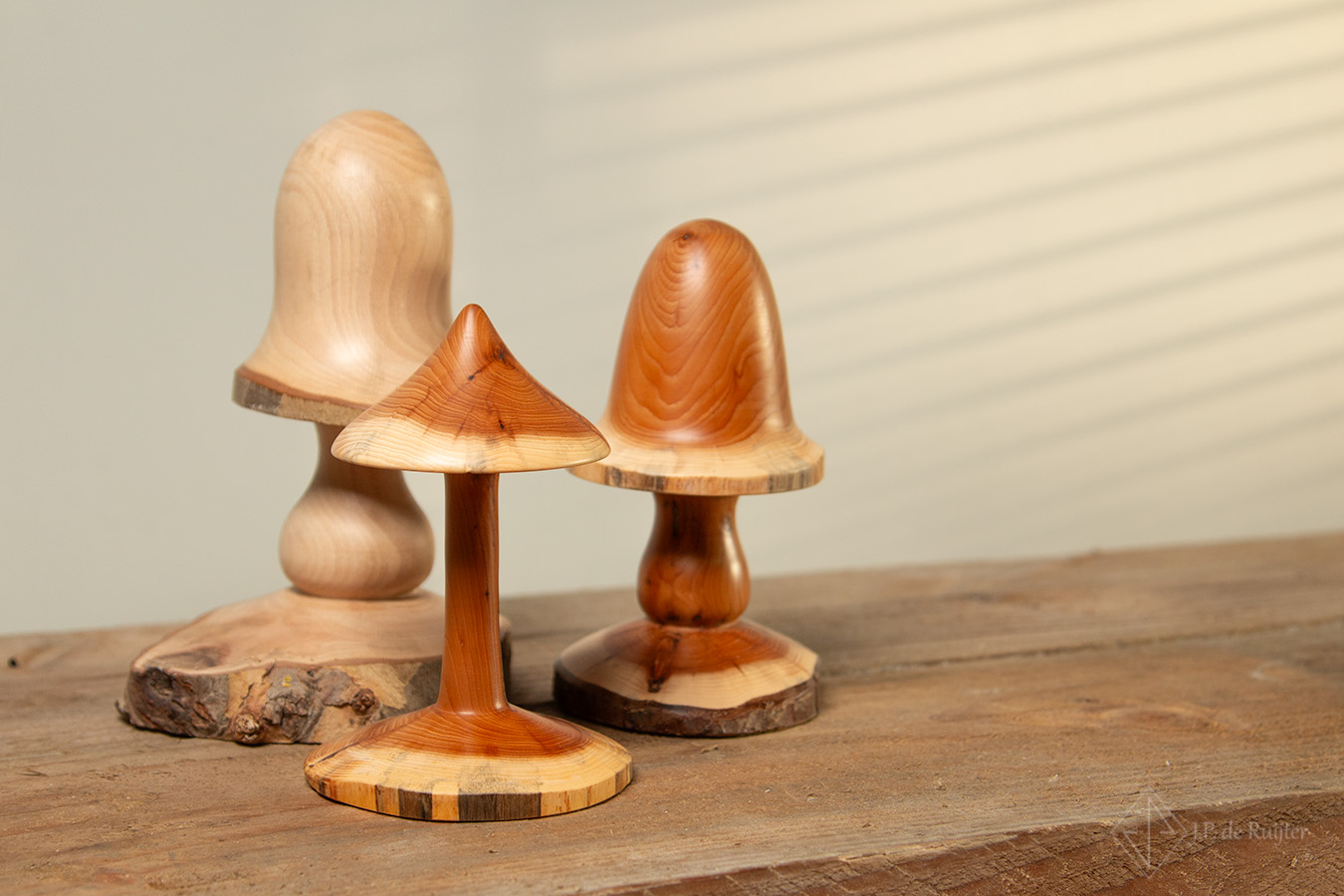 Setje van drie paddenstoelen. Van taxus en plataan hout.