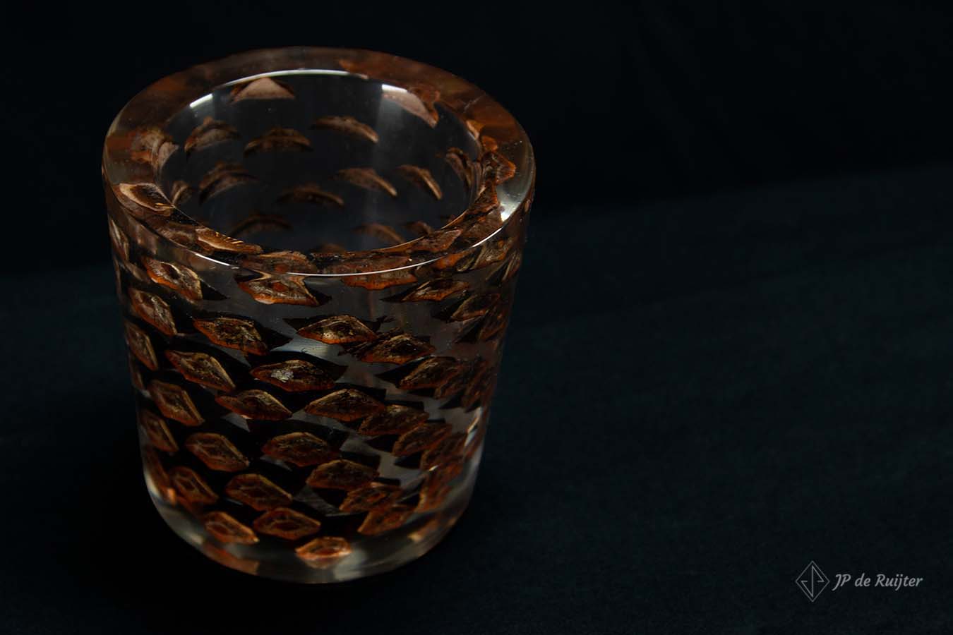 Dennenappel potje in giethars, epoxy, handgemaakt. Bovenaanzicht.