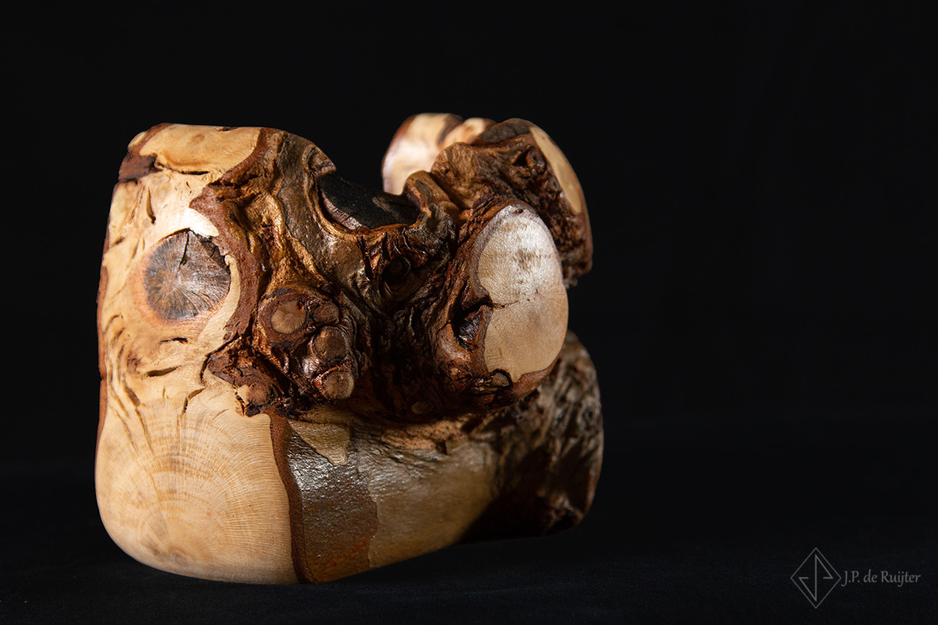 Video van een schaaltje van plataan houtknot, houtdraaiwerk, kunst.