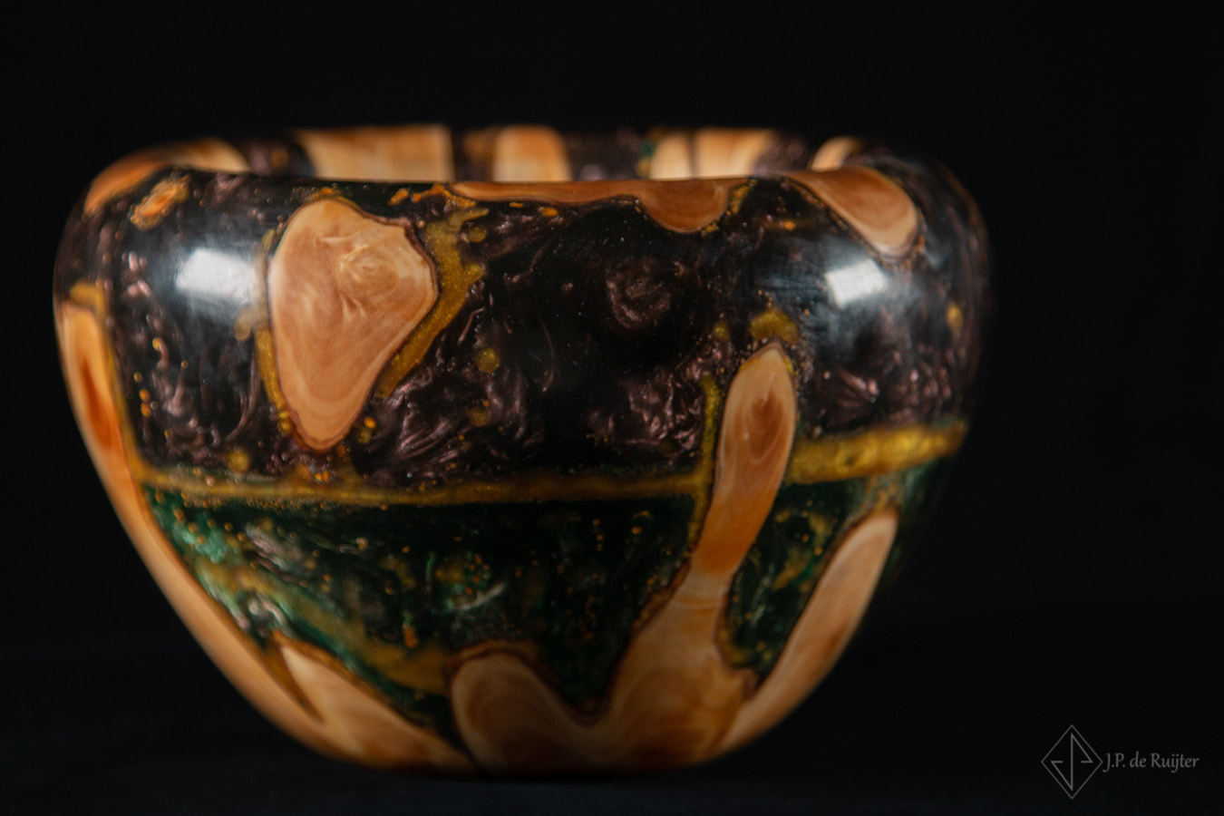 Video van een schaal van coniferen stam, thuja, gegoten in epoxy, hout kunst, houtdraaien.