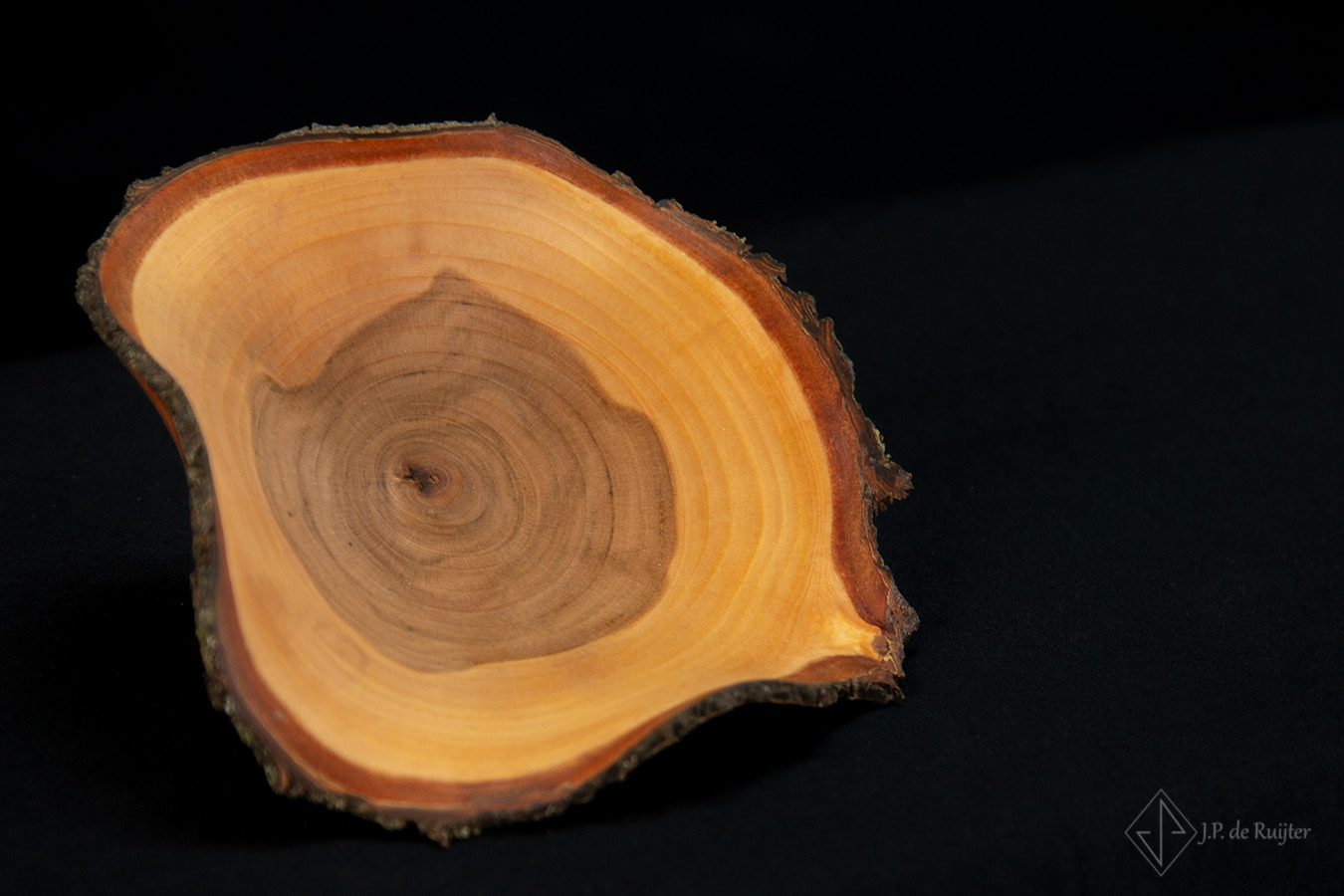 Video van een bloem schaaltje van hout, een kunst object, exclusief handgemaakt via houtdraaien van kersenhout.