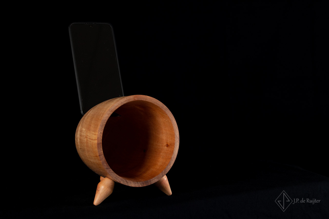 Luidspreker voor mobile telefoon met mooie ronde vorm staat op drie pootjes en is gemaakt van berkenhout.