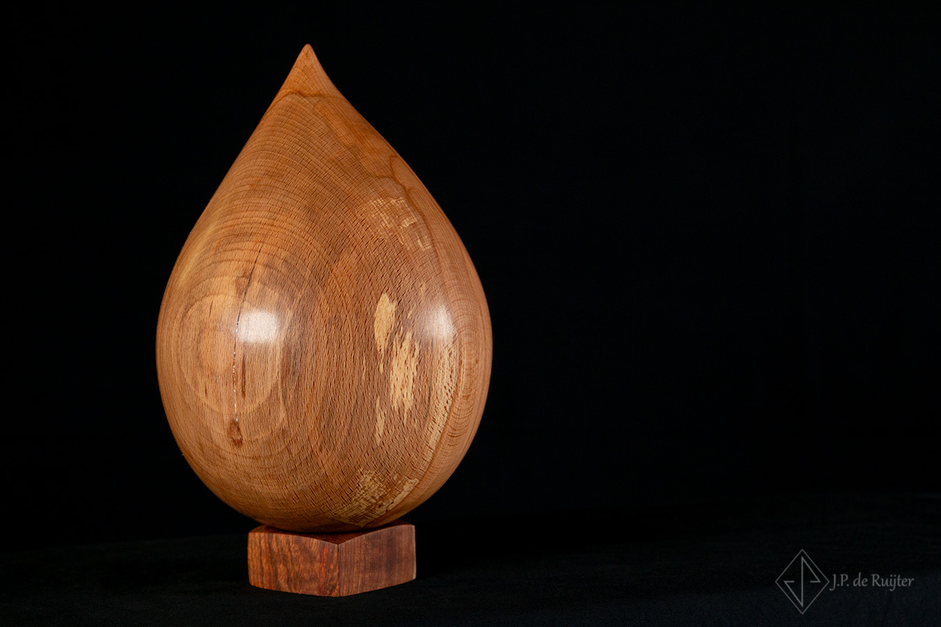 Video van een urn uit beuken hout in druppel vorm. Deze is naast druppel ook asymmetrisch. Dat maakt deze urn uniek en persoonlijk.