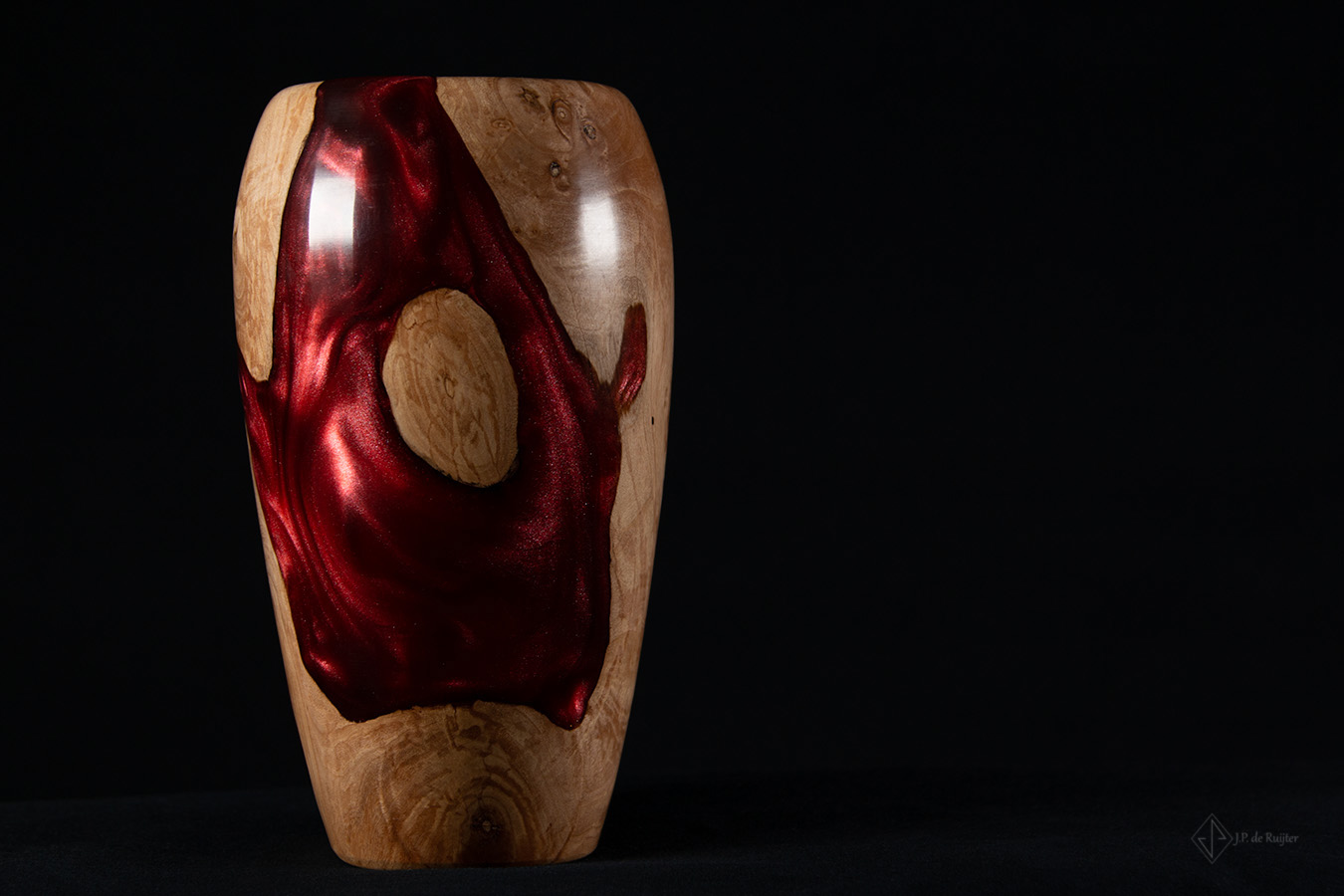 Video van een vaas gemaakt van hout met epoxy, kersenrood, uniek, houtdraaien, handgemaakt, kunst