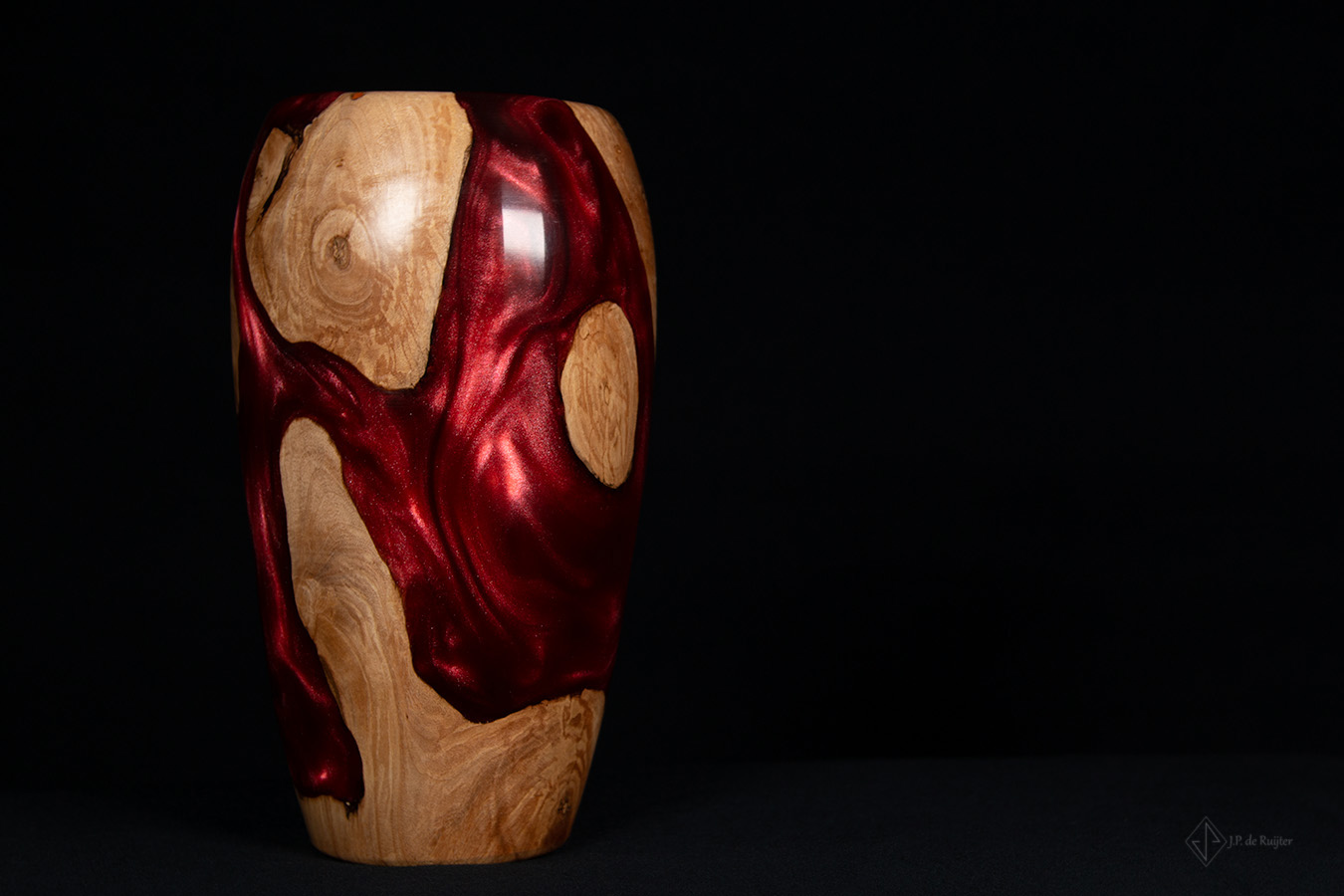 Unieke vaas van hout met epoxy in kersenrood, houtdraaien, vooraanzicht.
