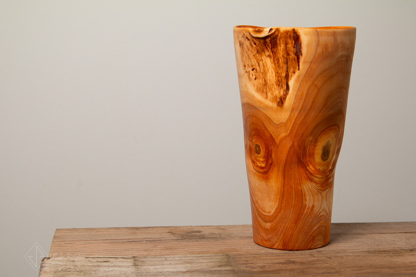 Vaas van kersen hout, een uniek kunst object, als je de vaas aanraakt voel je de diverse vervormingen nerven en structuren.