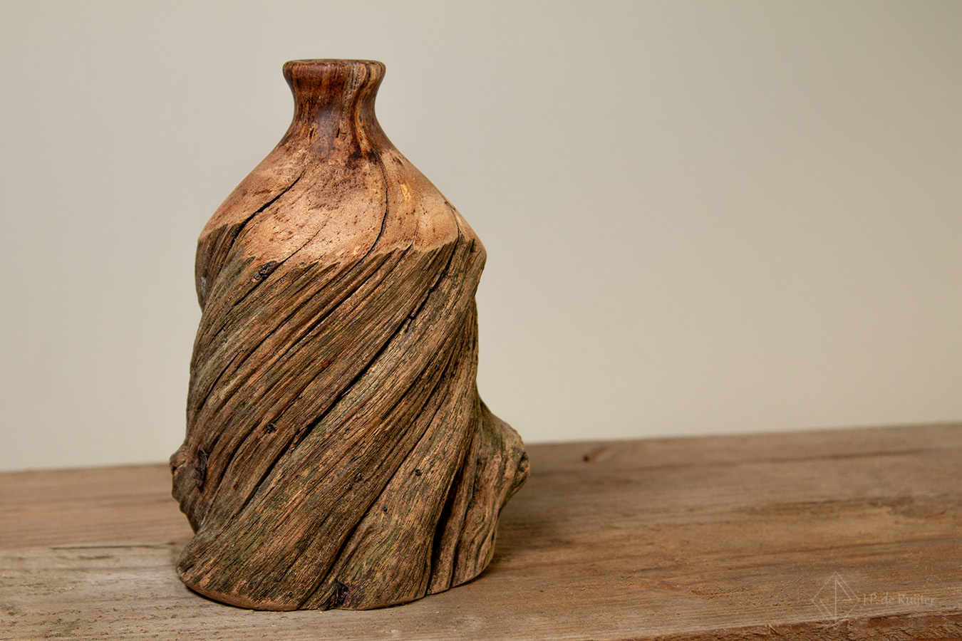 Vaasje van oud hout voor droogbloemen. Door de bijzondere ronddraaiende groeven in het hout, maakt dit landelijke vaasje uniek.
