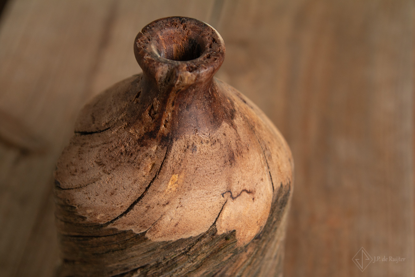 Boven aanzicht van de hals. Vaasje van oud hout voor droogbloemen, uniek stoer en sober.