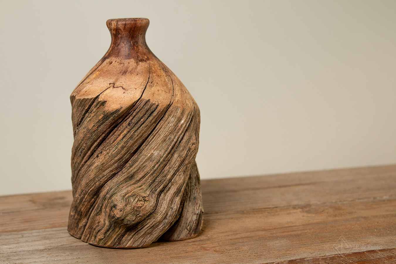 Sober en gelijk stoer in dit vaasje van bijzonder oud hout. De ronde draaing van de groeven in de bast, met het subtiele halsje op de vaas maakt deze uiterst geschikt voor mooie droogbloemen. Een uniek cadeau. Gemaakt door houtdraaien.