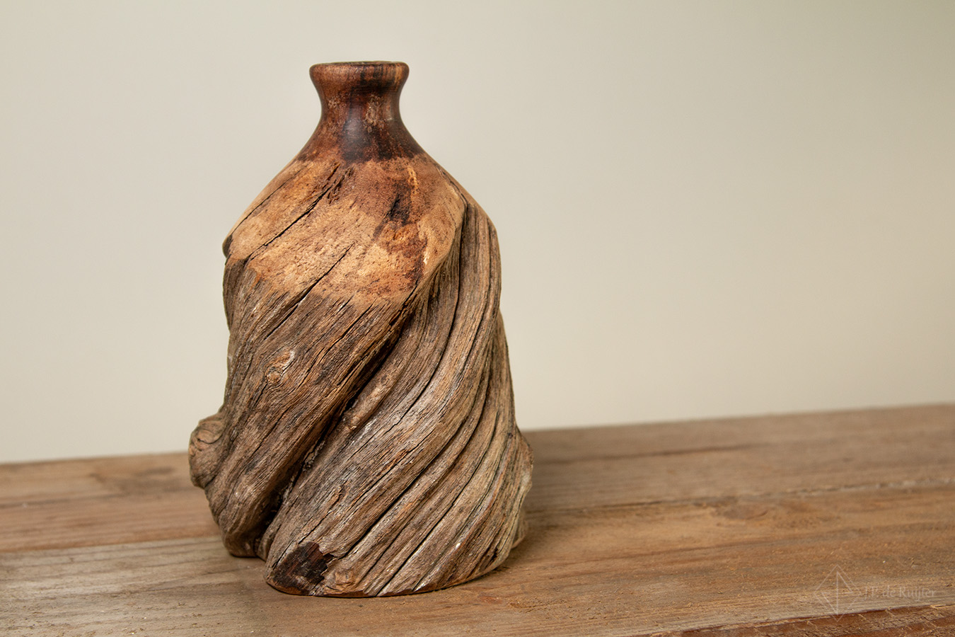 Vaasje met een bijzondere rondraaiende tekening in het oude hout. Het is uniek, stoen en sober. Curiosa, houtdraaien.