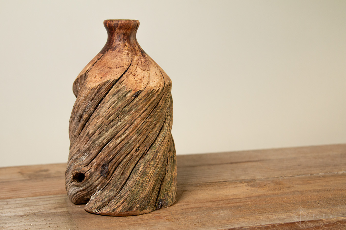 Vaasje van oud hout. Een uniek kunstwerk gemaakt voor moeder natuur. Welke moeder wil dit niet als cadeau. Past perfect in een sober en stoer, landelijk interieur, woonaccessaire.