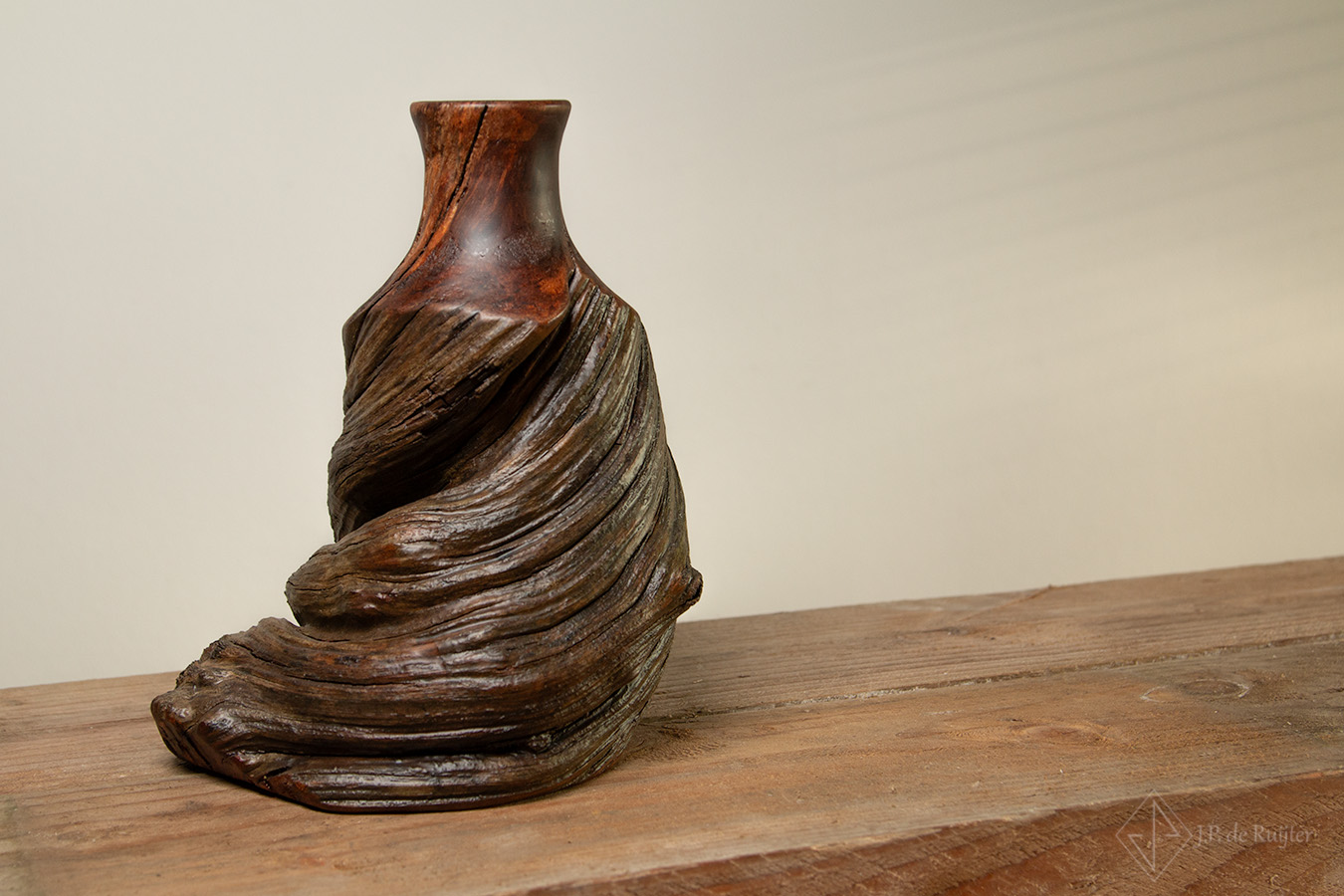 Vaas van oud hout, past in een brocante landelijke maar ook sober en stoere woonkstijl. Door de natuurlijke vorm met de gedraaide hals kan je het ook tot wabi sabi benoemen. Een bijzonder en uniek stukje kunst. 