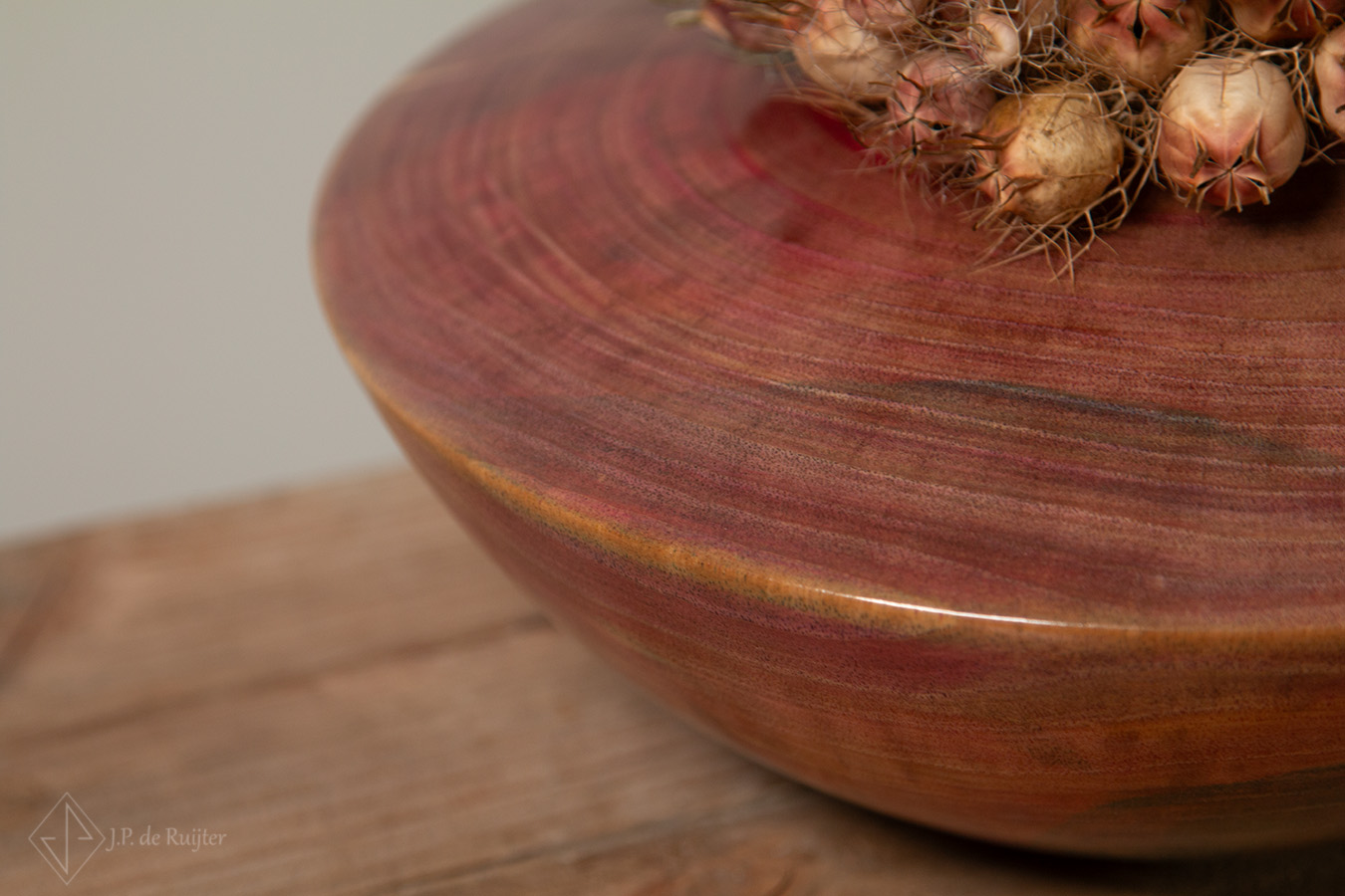 Vaas in schaalvorm van hout gekleurd in magenta pigmenten. Uniek, handgemaakt en exclusief kunst werk. 