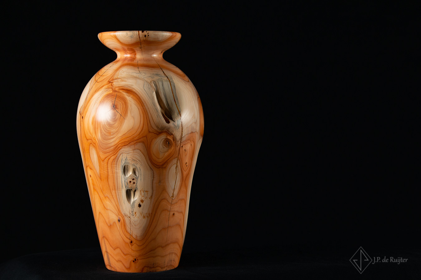 Video van een vaas van taxus hout met mooie kleuren.