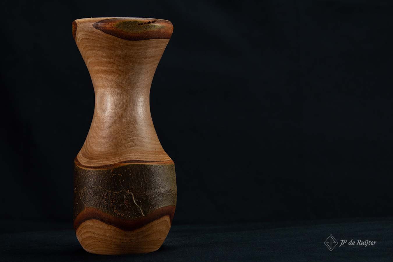 Video van houten vaasje met bast van Plataan.