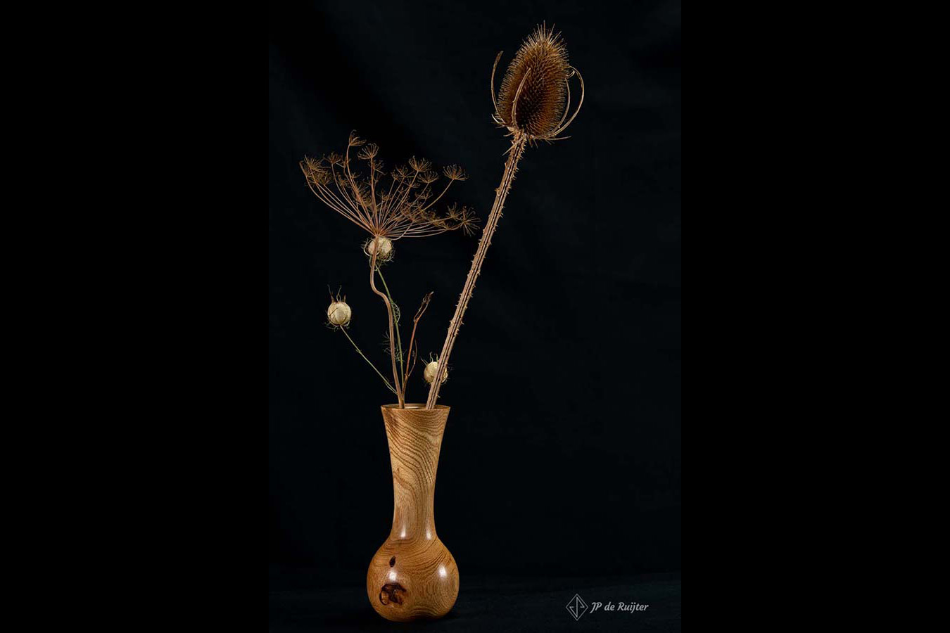 Vaasje met droogbloemen van Acacia hout, handgemaakt. Vooraanzicht.