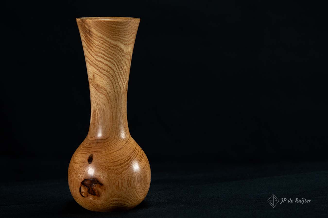 Vaasje van Acacia hout, houtdraaiwerk kunst, vooraanzicht