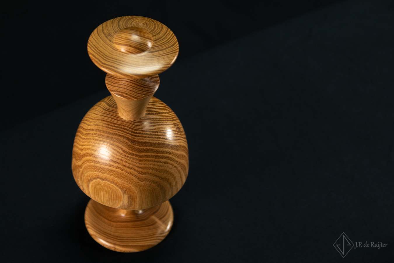 Beeldje van vrouw uit acacia hout, houtdraaien. Bovenaanzicht.