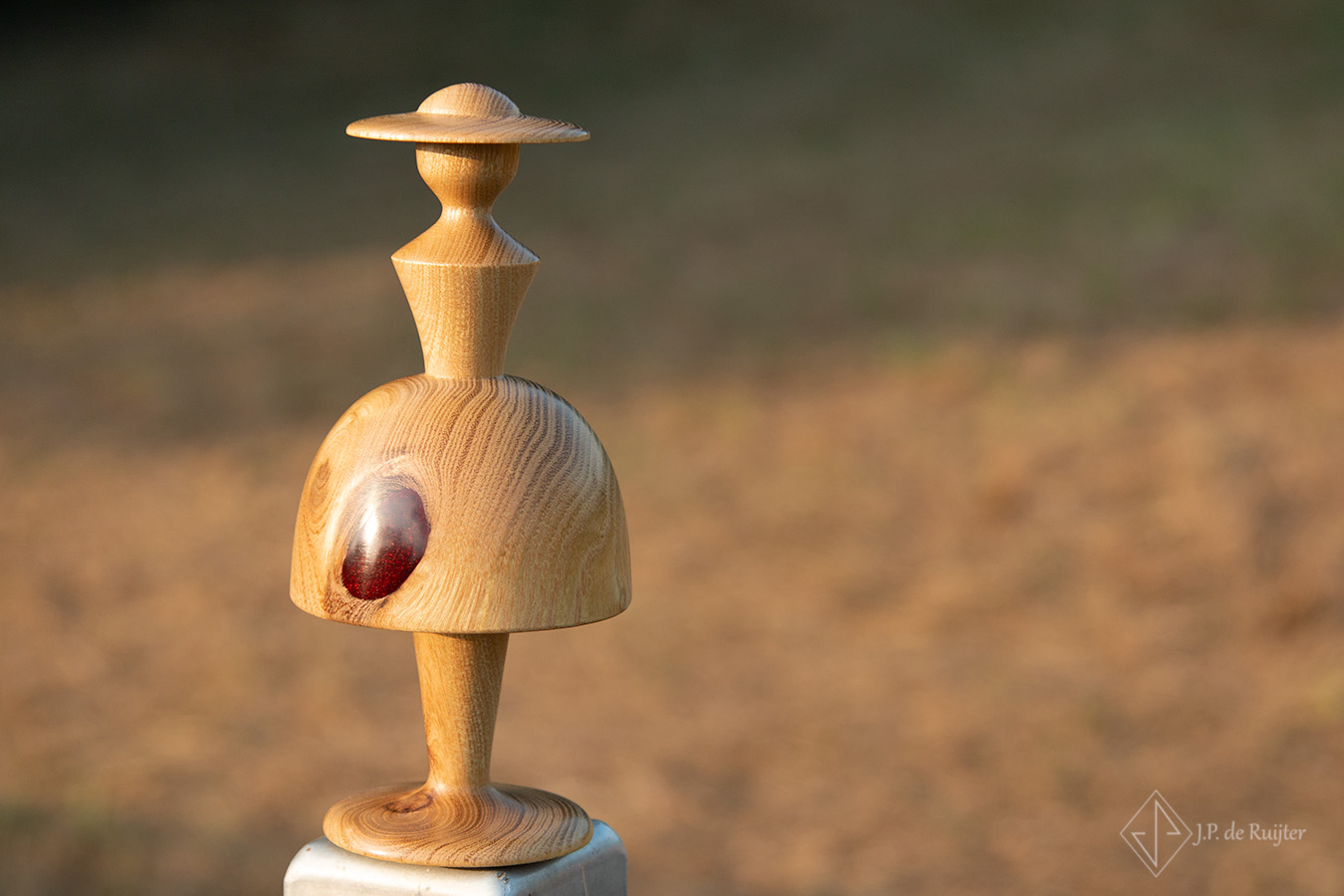 Hout kunst, sculpture vrouw van acacia hout en epoxy