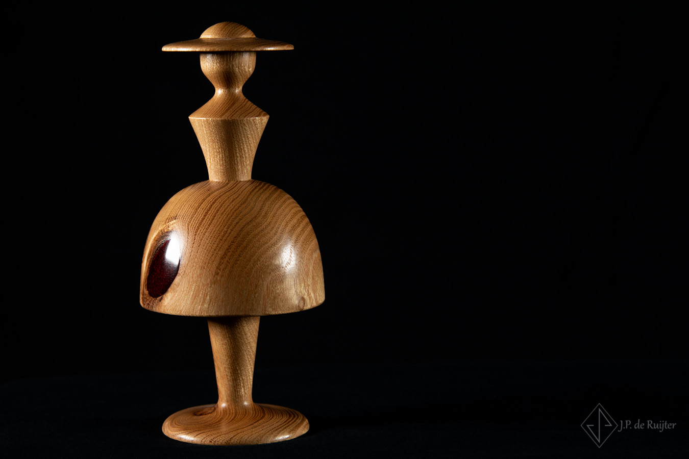 Vrouw sculpture van acacia hout met rode epoxy. Vooraanzicht.