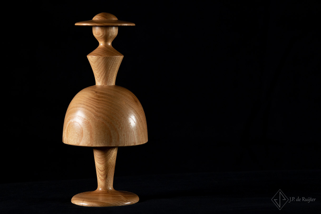 Vrouw sculpture, houtdraaien van acacia hout. Vooraanzicht.