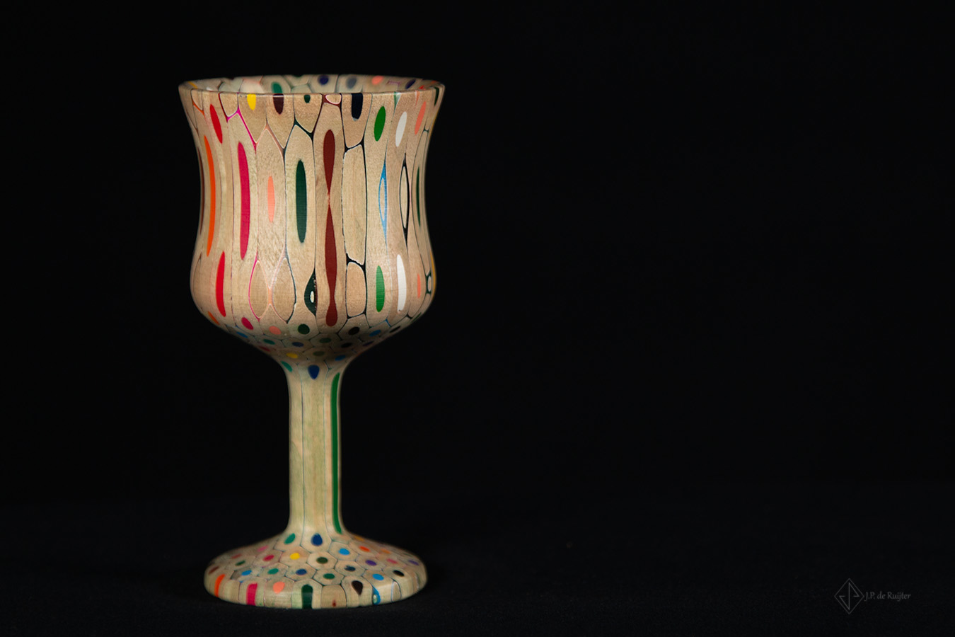 Wijnglas van kleurpotloden en epoxy, houtdraaiwerk, kunst.